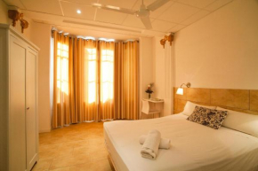 Отель Hostal Martinval  Барселона
